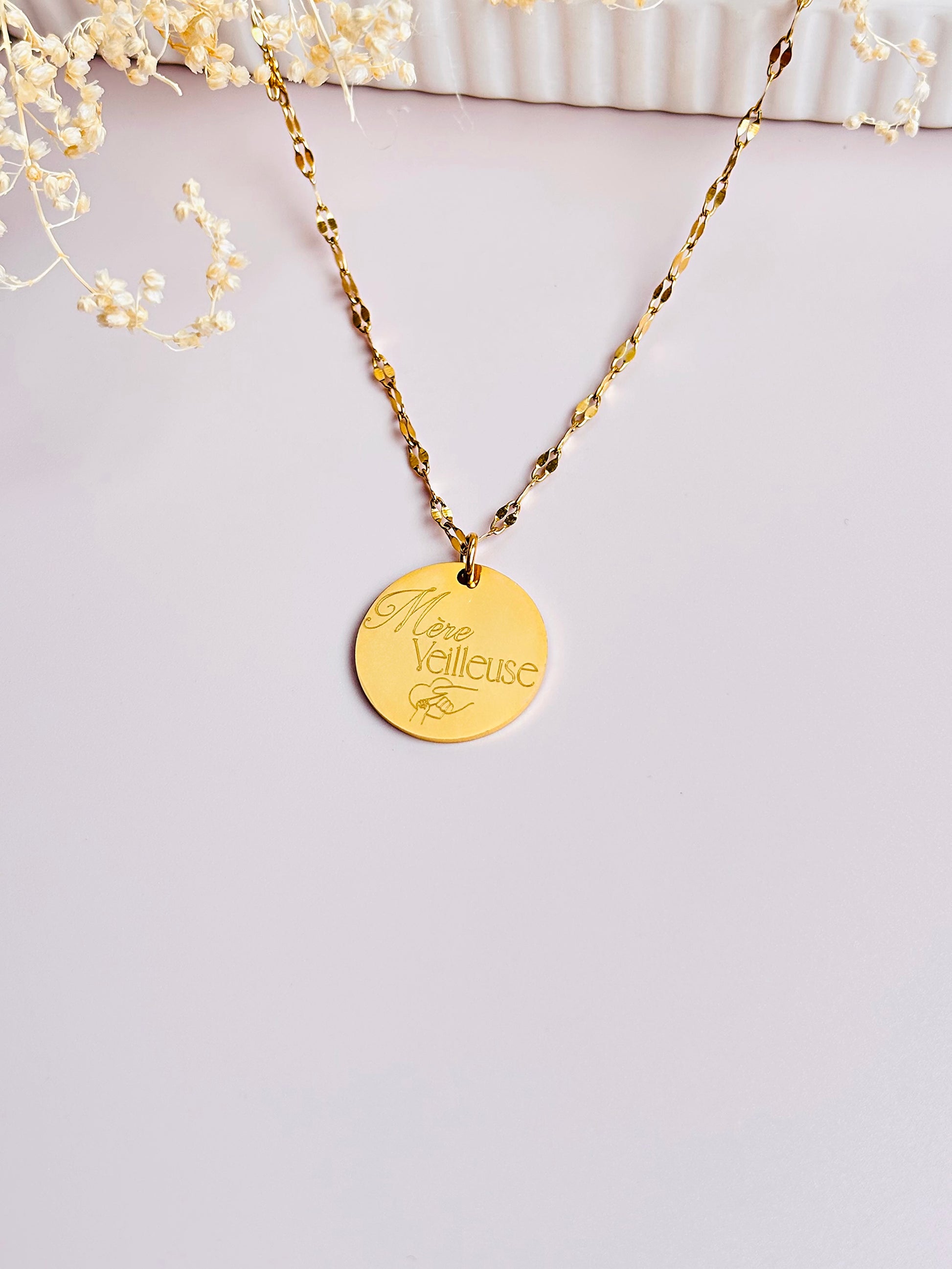 Collier personnalisé avec chaîne diamantée.