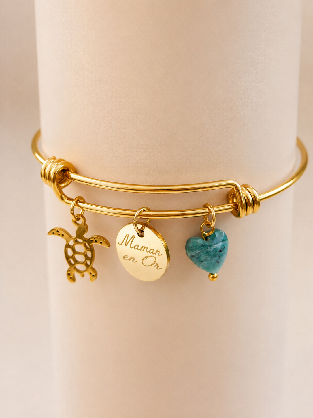 Bracelet personnalisé avec charms personnalisables.