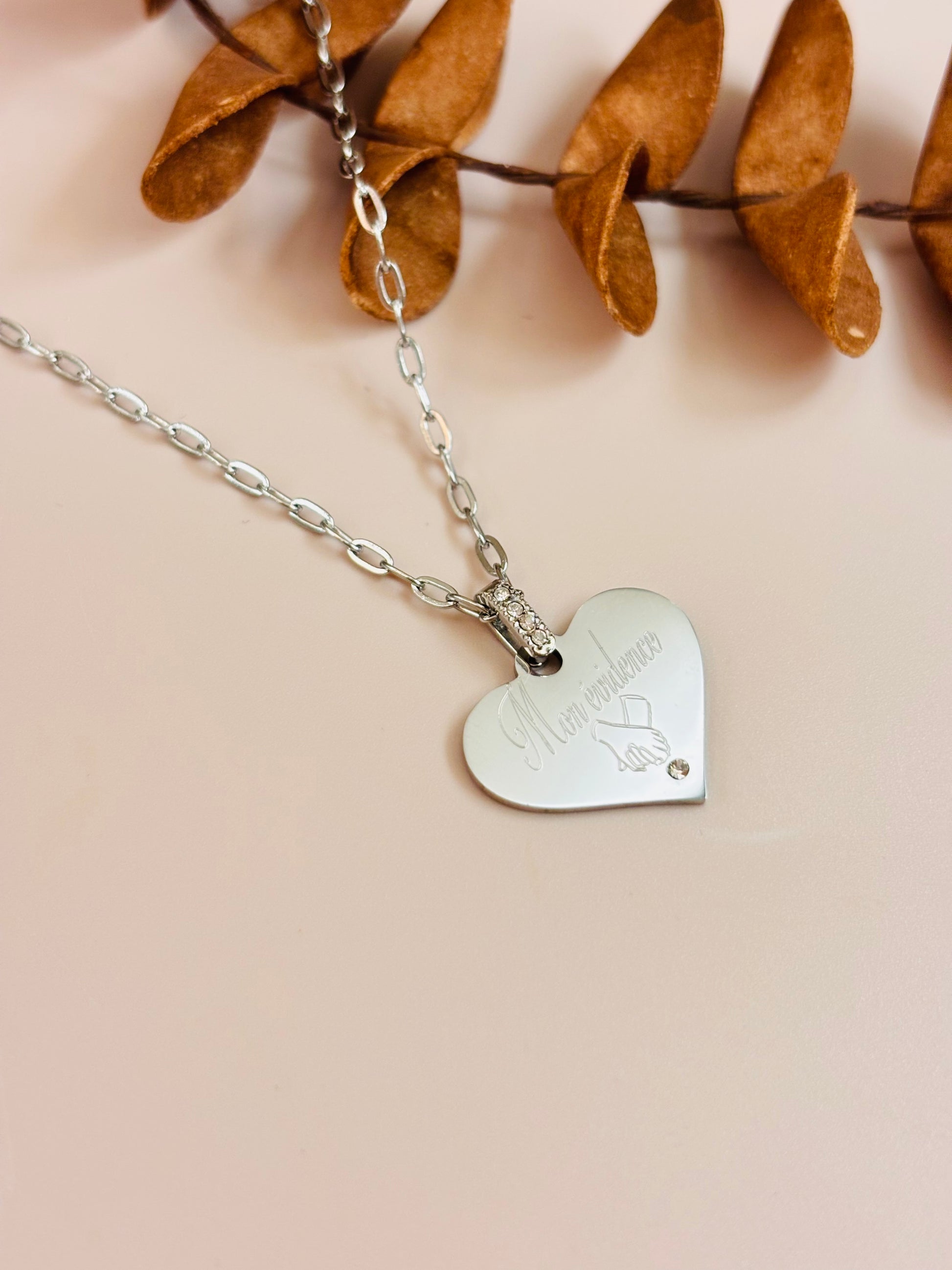 Collier personnalisé femme Alyssa en acier inoxydable or rose avec médaillon cœur.