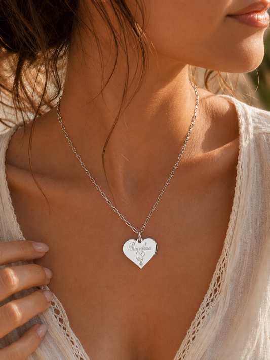     Collier personnalisé Clara avec cœur à graver et chaîne trombone fine.