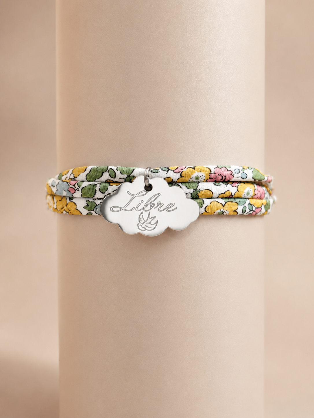 Bracelet Liberty personnalisé femme Maria avec médaillon nuage argent.