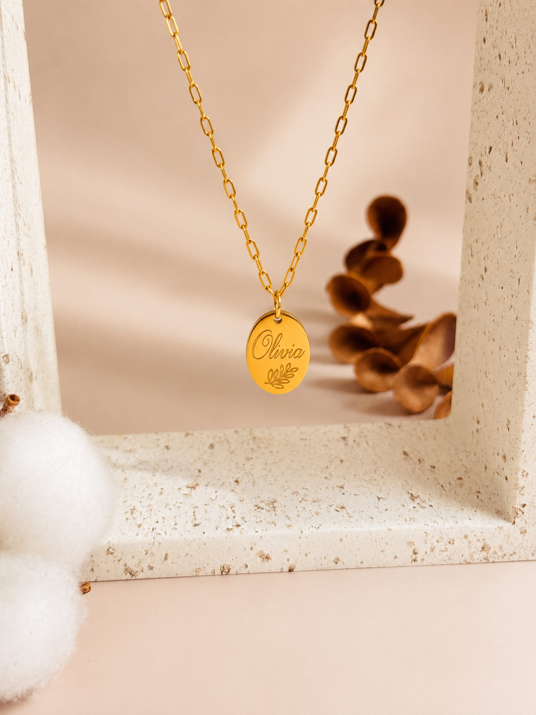 Collier Olivia en acier inoxydable doré avec médaille ovale gravée.