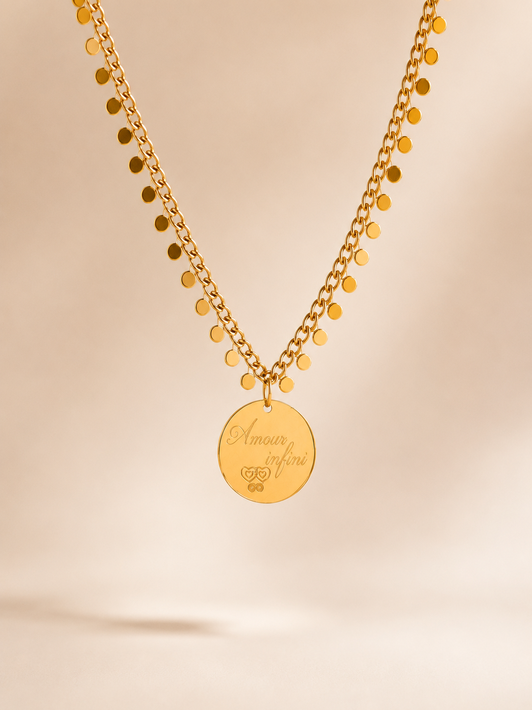     Collier personnalisé femme doré à pampilles avec médaille ronde en acier inoxydable.
