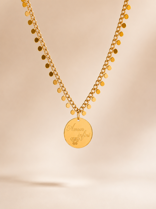     Collier personnalisé femme doré à pampilles avec médaille ronde en acier inoxydable.