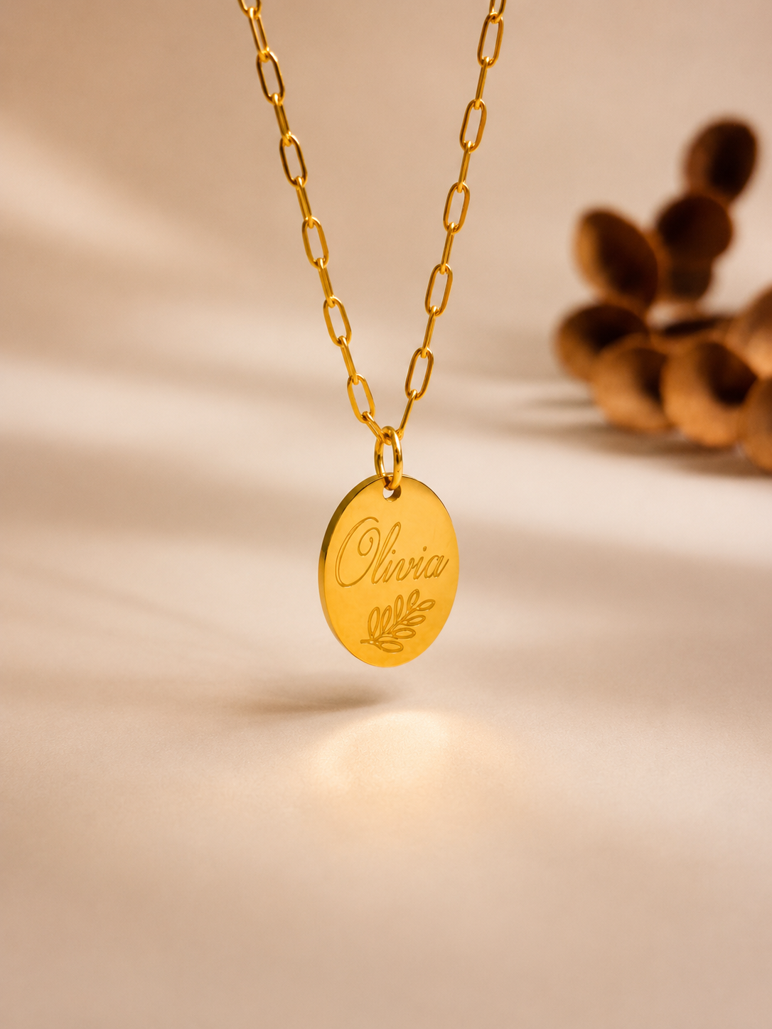 collier femme Olia personnalisé avec pendentif ovale de 16 × 12 mm.