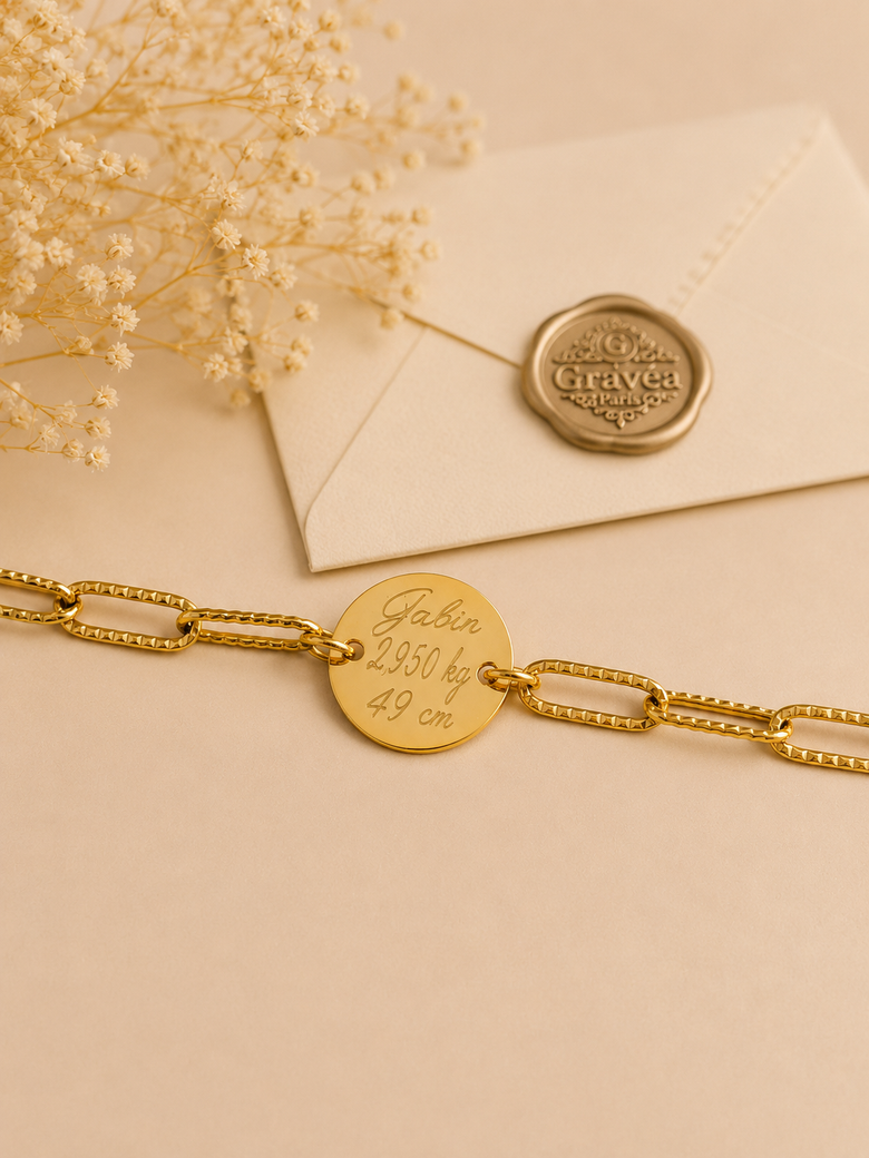 Bracelet femme doré avec chaîne trombone diamantée et gravure.
