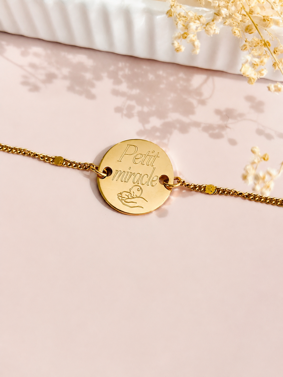Bracelet personnalisé or avec médaille ronde poli miroir.