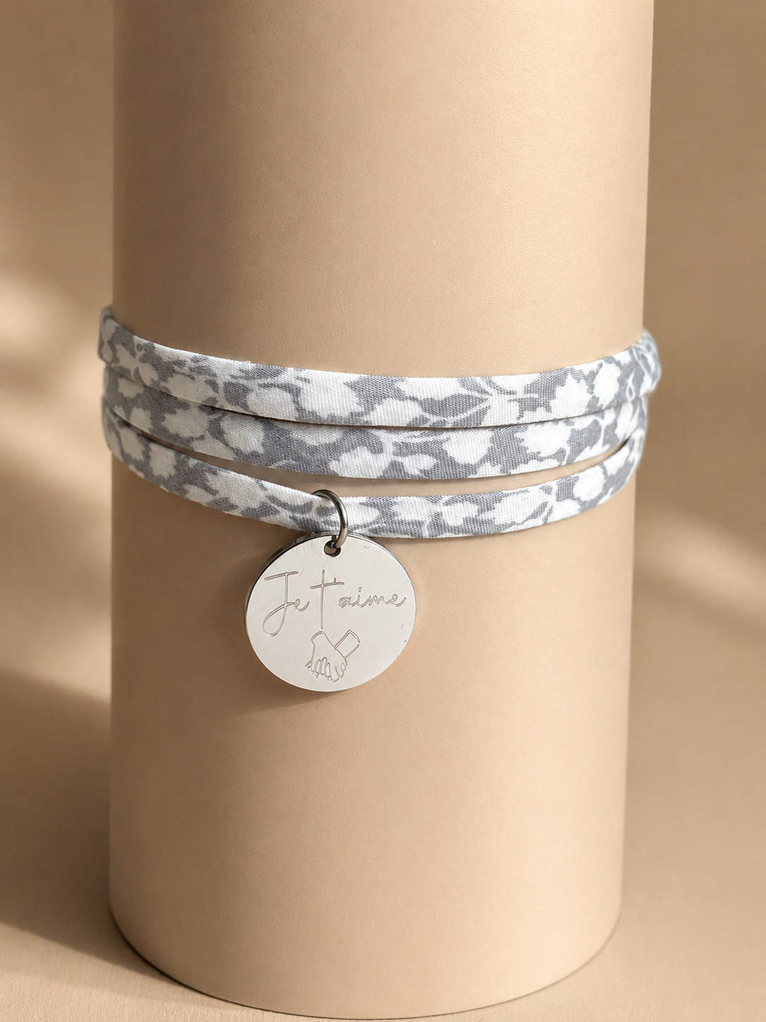     Bracelet personnalisé Liberty ajustable grâce à des nœuds coulissants.