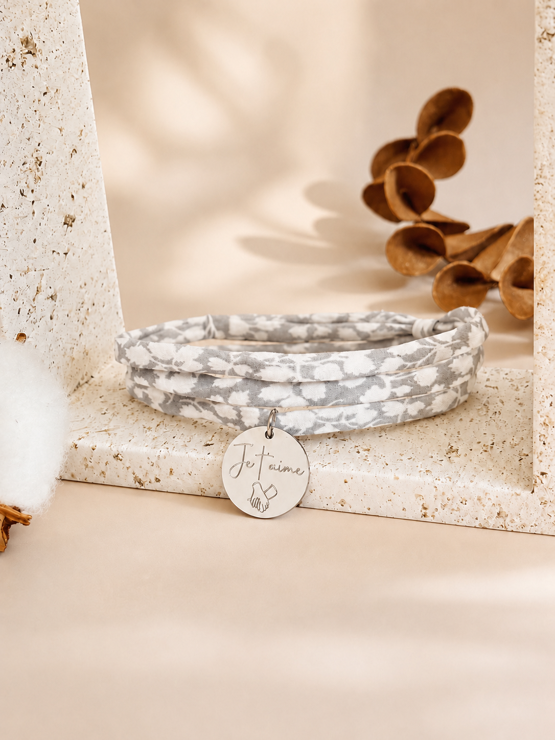     Bracelet Liberty personnalisé trois tours Lisa avec médaille gravée de 18 mm.