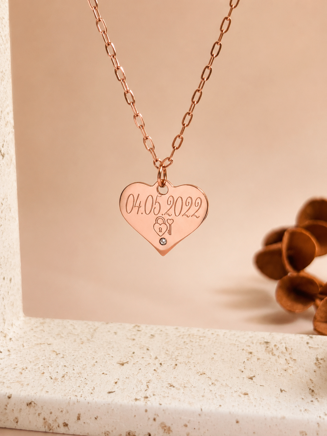       Pendentif cœur personnalisé en acier inoxydable or rose avec zircon incrusté.