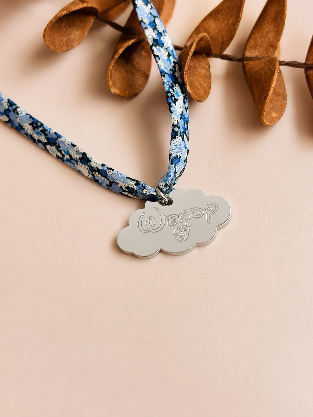 Collier enfant en acier inoxydable argent avec pendentif nuage gravé.
	